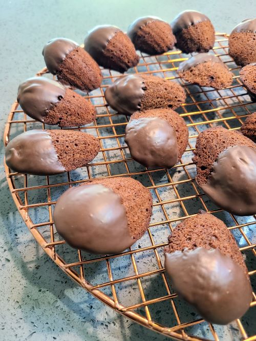 Cooling chocolate madeleines